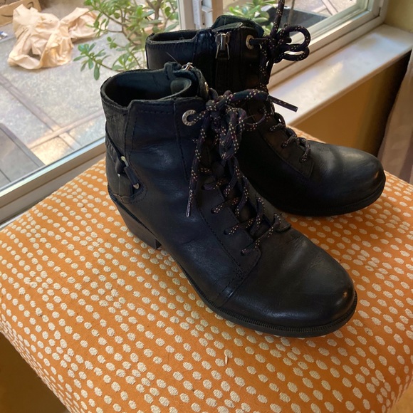 teva lace up boots